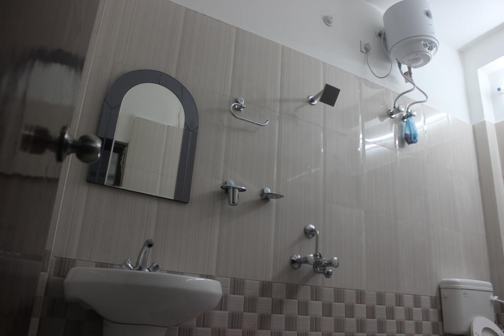 Hotel Kanishka Varanasi Værelse billede